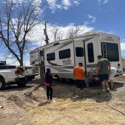 Vendo 5th Weel 2006 ,30 Pies ,Un Solo Dueño casi Nueva Y Troca Chevy 2500 HD Año 2005…troca $9200 Y AV 9500