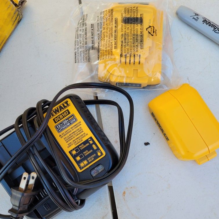 DEWALT DCHJ083 Heated Barn Coat Kit with Battery and Charger, M