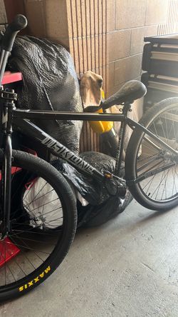 black shadow throne frame