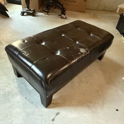 Broyhill Coffee Table/ Ottomon