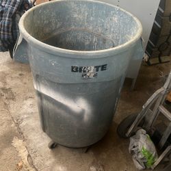 Gray Brute Trash Can With Wheels 