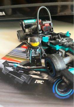 Set 76909 -Lego Mercedes Race Car with manual and minifigure