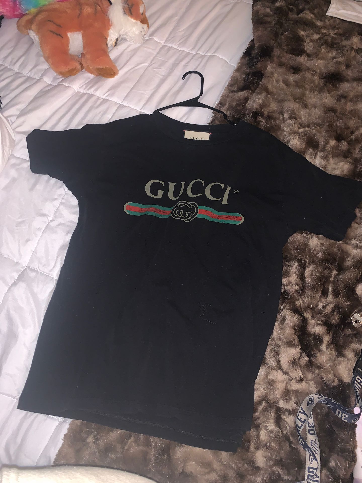 Authentic Gucci t shirt it’s men size small