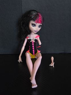 Monster High Draculara Doll from Gloom Beach