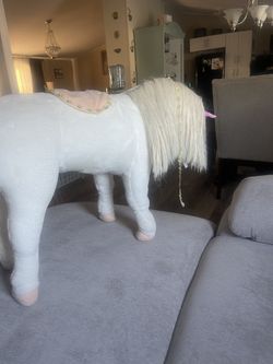 beautiful horse .  in excellent condition like new