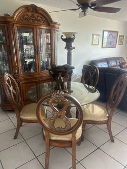*** Elegant dining room set plus carved wood display cabinet!! ***