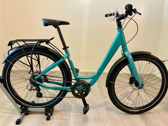 2024 Giant momentum Comfortable Hybrid | LOADED | LIKE NEW | 1-owner | Ready to Roll | Disc Brakes