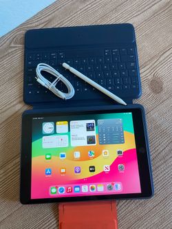 Apple iPad 8th Generation 32GB (Latest iOS 26) Logitech Keyboard case , Pencil & charger