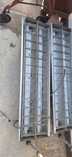 Under counter lighting w Xtra bulbs