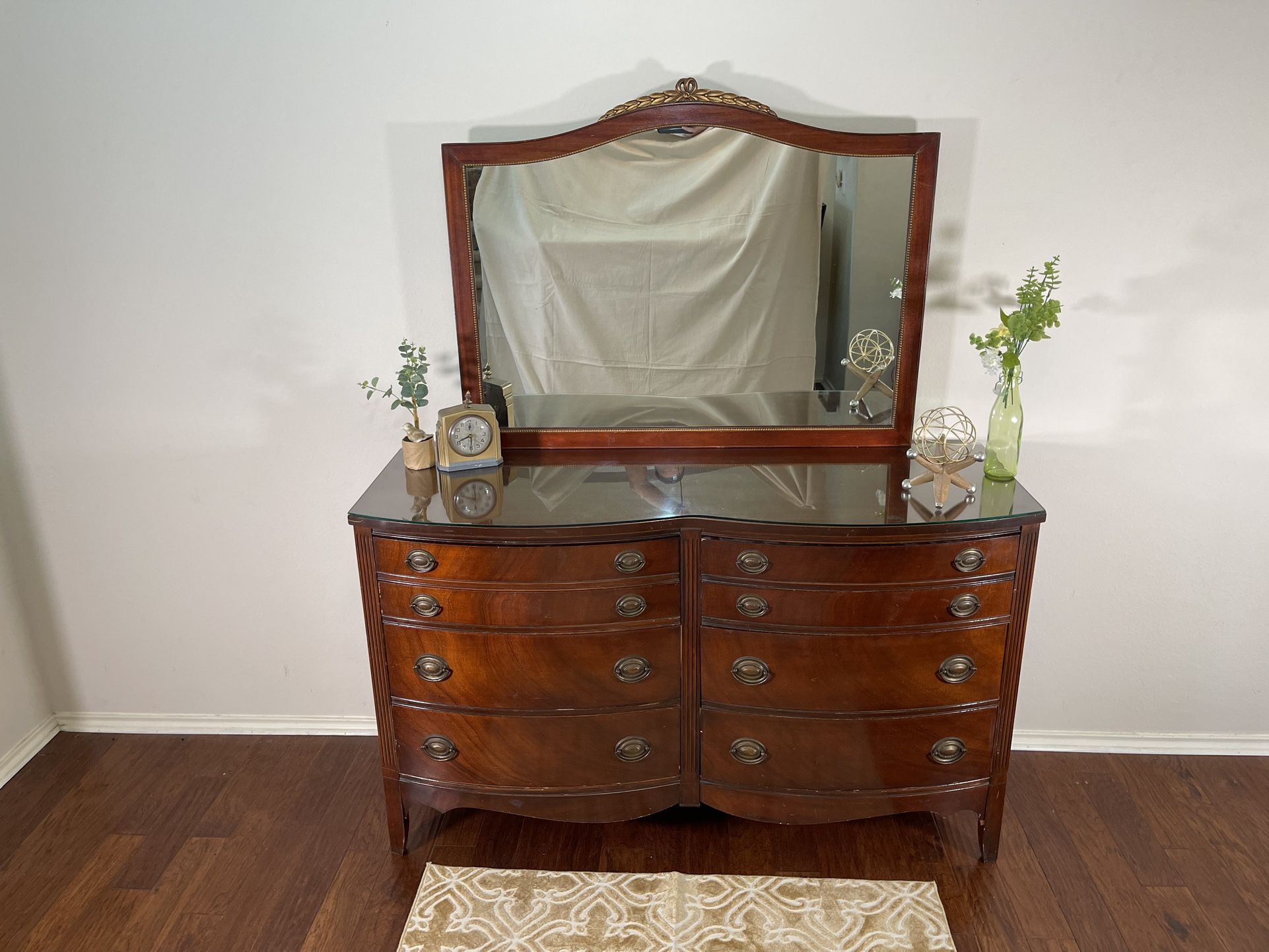 1950s Antique Dixie Hepplewhite Vanity Dresser