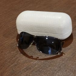 Oakley Liv Women Sunglasses Dark Chrome 12-978 127 Polarized. Comes with 
case. Sunglasses lightly used in good condition overall. Some minor 
cosmeti