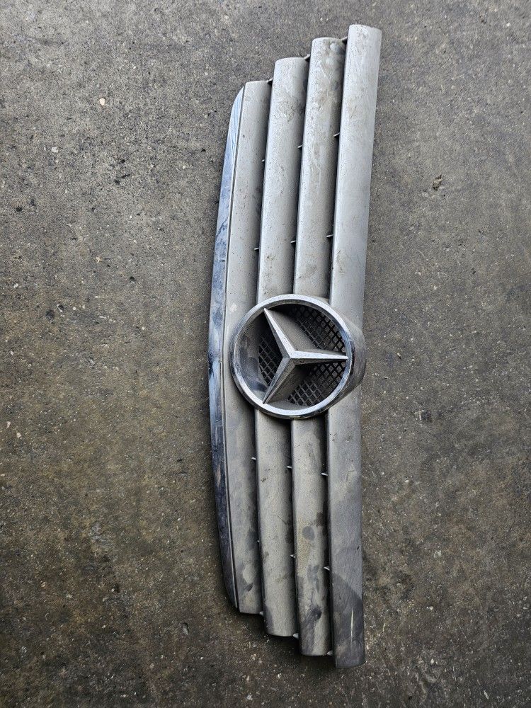Mercedes Benz Grill