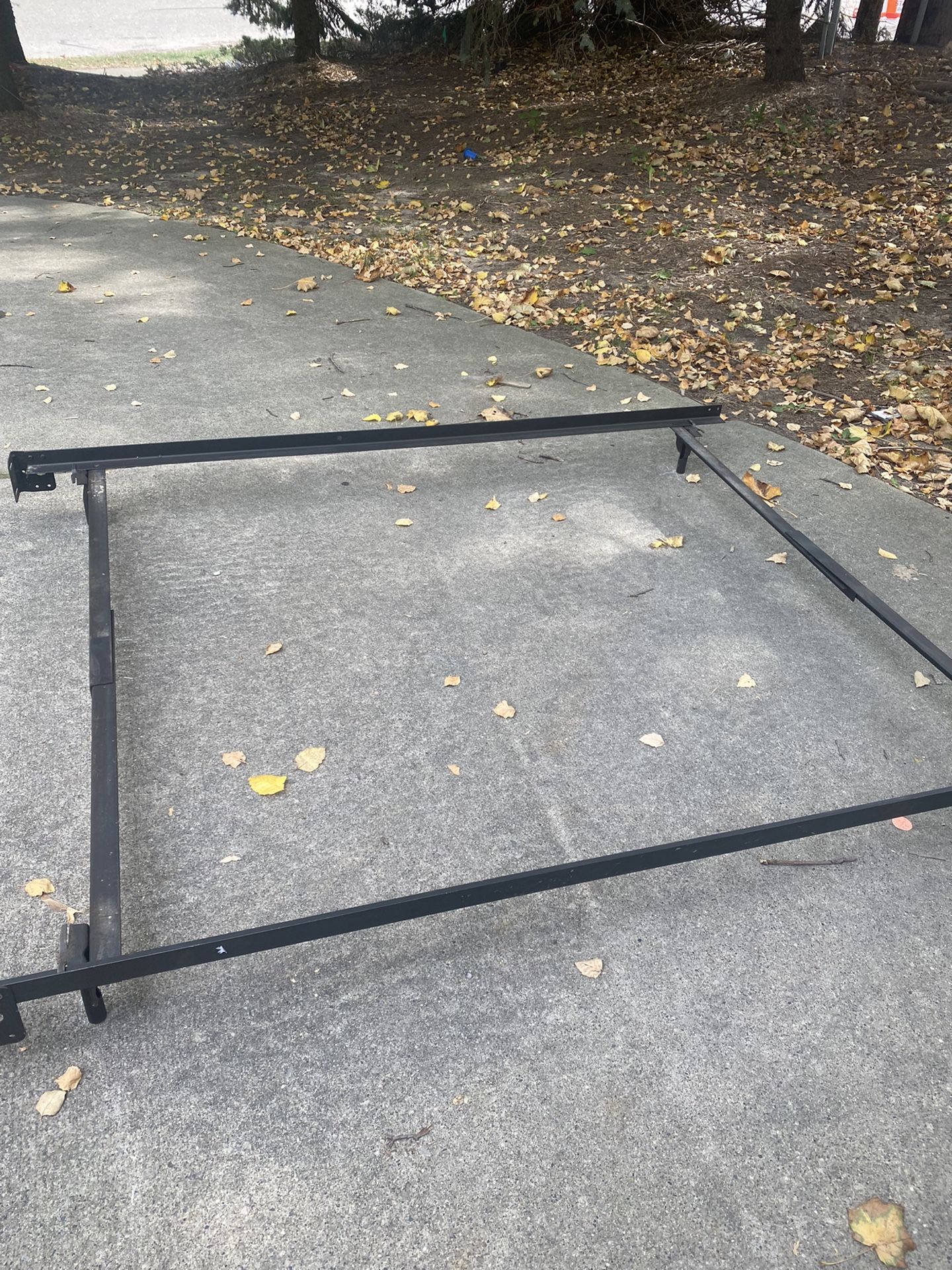 Metal bed frame