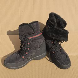 Gently Used Women Polar Water Repelant Low Boots Size 6