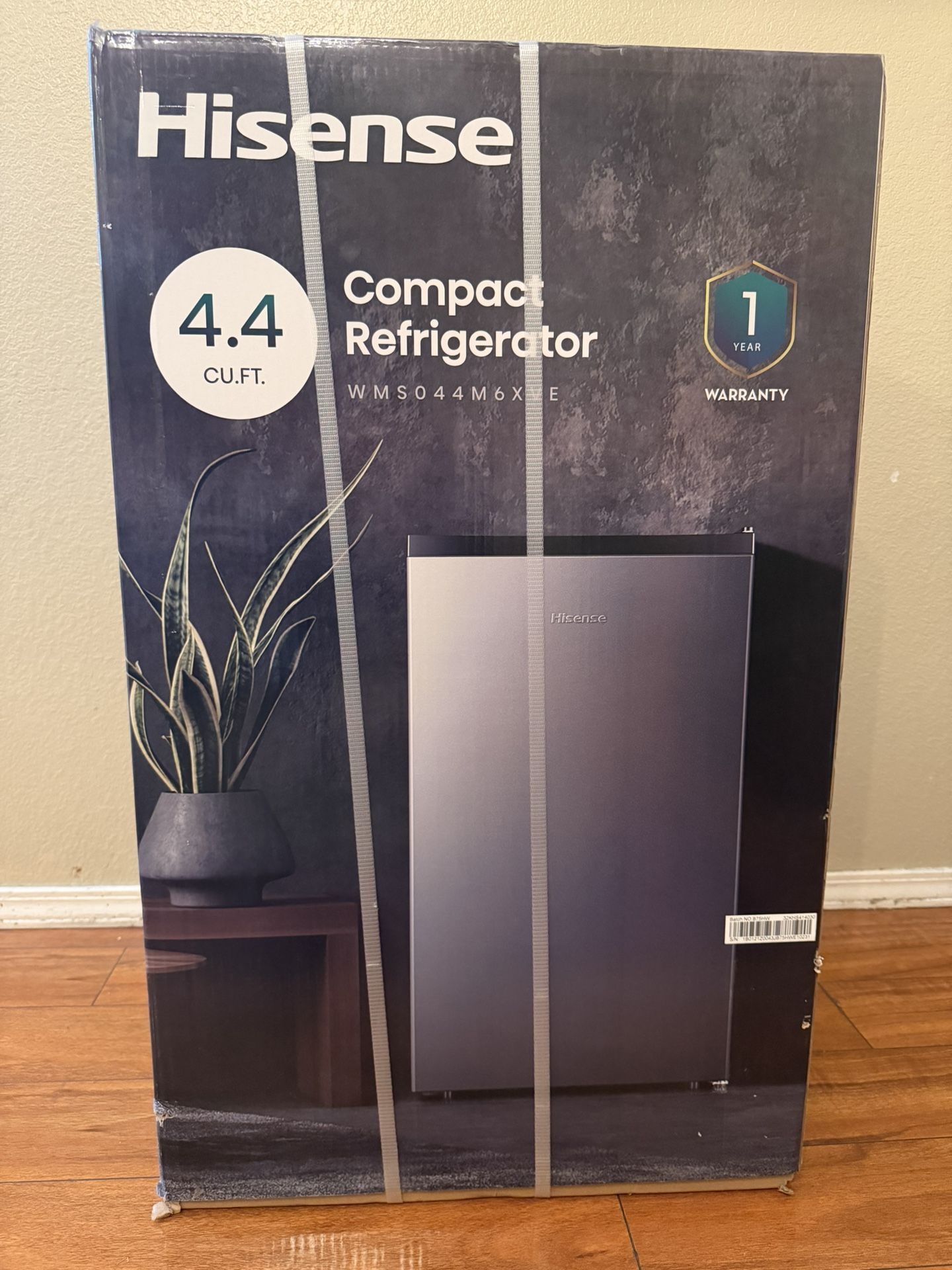 Hisense 4.4 Cu Ft Mini Fridge – NEW in Box / Refrigerador Compacto Nuevo en Caja