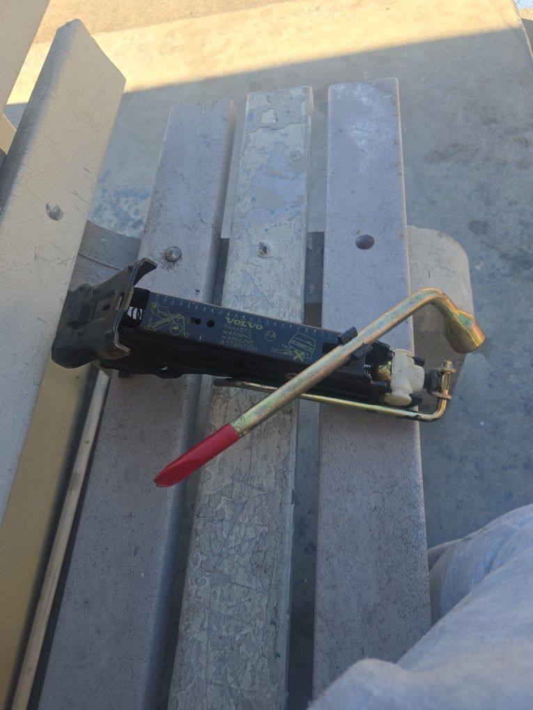 Used in 1 Volvo S70, V70, and XC70 models, and potentially others like the S80 and C70.
Type: Emergency scissor jack
Manufacturer: OEM, often