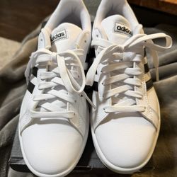 Women’s Adidas Tennis Shoe 