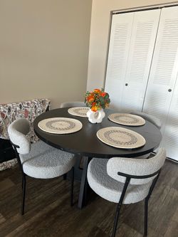 MODERN 5 PIECE DINING SET- EXCELLENT CONDITION. HIALEAH MIAMI AREA. $300 FOR DINING SET. MESA Y SILLA PARA VENTA