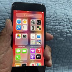 iPhone 7-32Gb Crack Unlocked For $45