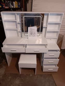 VANITY WITH CHAIR