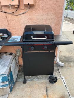 Grill in very good condition, with its regulator and hose.
