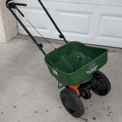 Scotts Turf Builder EdgeGuard Mini Broadcast Spreader