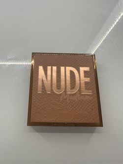 Huda beauty eyeshadow palette