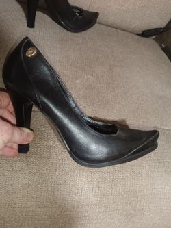 Sz7 blk heels w/ skull decor on heel