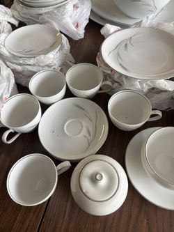 10 Place Setting China Ware With 5 Cups And Saucers