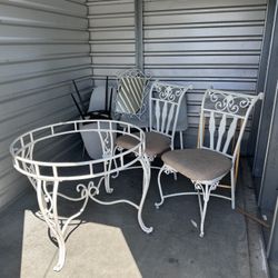 White Metal Table And Chairs 