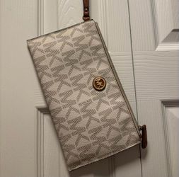 Micheal Kors Wristlet