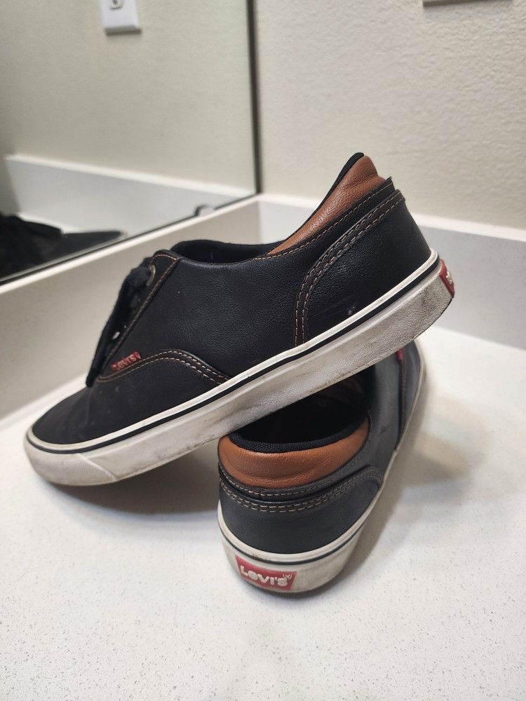 Levi's Strauss&Go man's shoes. Good Condition. Size US-10, EUR-44, UK- 9. SYNTHETIC UPPER. Made in China.