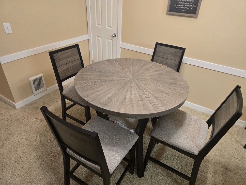 Round Dinning Table With 4 ChairsSlightly Used