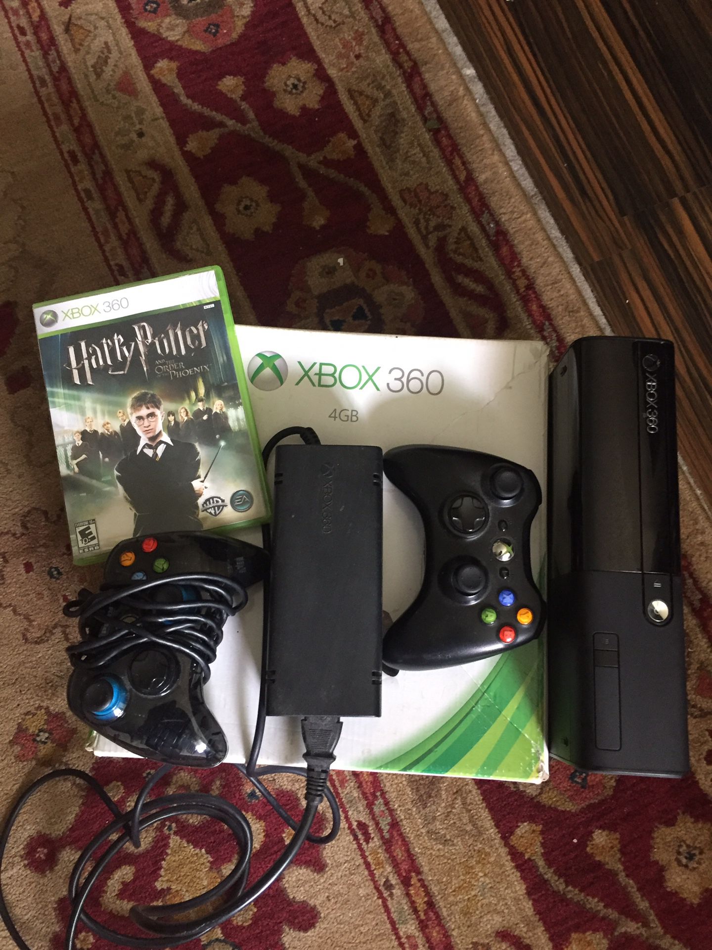 Xbox 360 4GB + 2 controllers + Harry Potter game