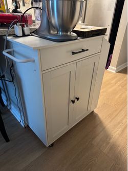 Kitchen island/cabinets