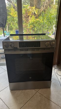 GE Slide In Electric Range/ Stove