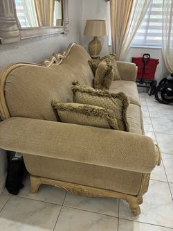 Traditional Style Couch