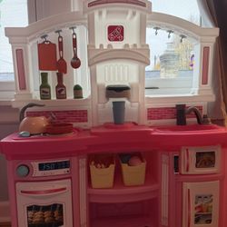 Step 2 Kitchen Pink With Many Extra Accesories