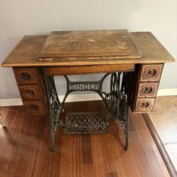 Antique singer Treadle , sewing table – Oak
