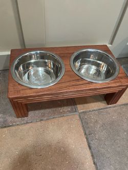 Elevated pet food and water bowl