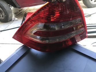 2006 mbz c 230 left tail light