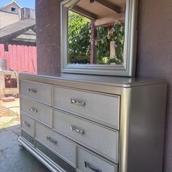 Dresser With Mirror
