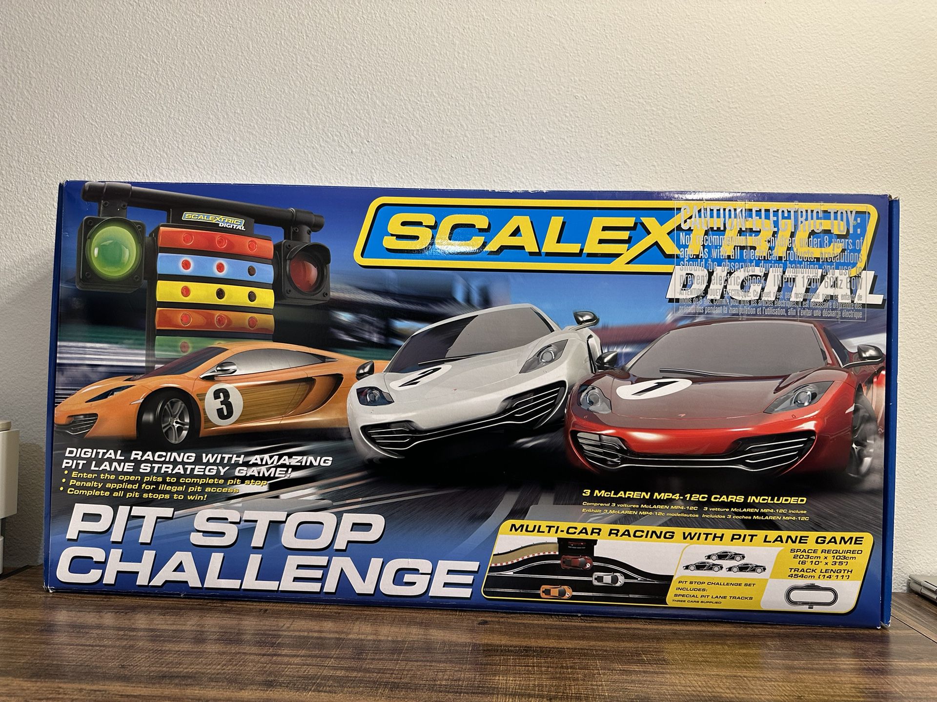 Brand New SCALEXTRIC DIGITAL Slot Car Pit Stop Challenge 