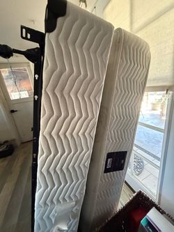 Queen size bed with metal frame — FREE