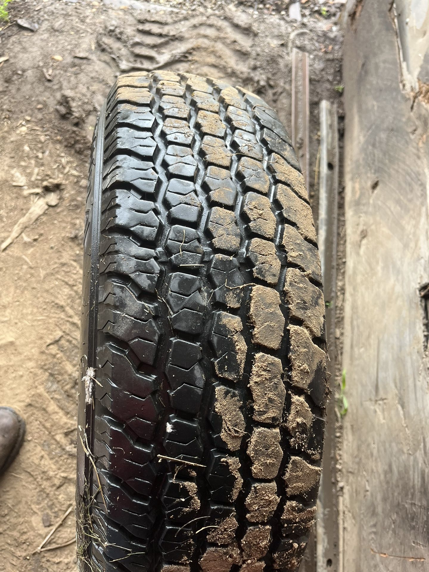 Tire 225 75 15 / Woodchip