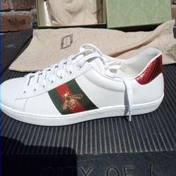 Gucci MEN'S ACE EMBROIDERED SNEAKER (Size 9)