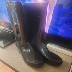 Raining.
Boots 👢 Size ten
