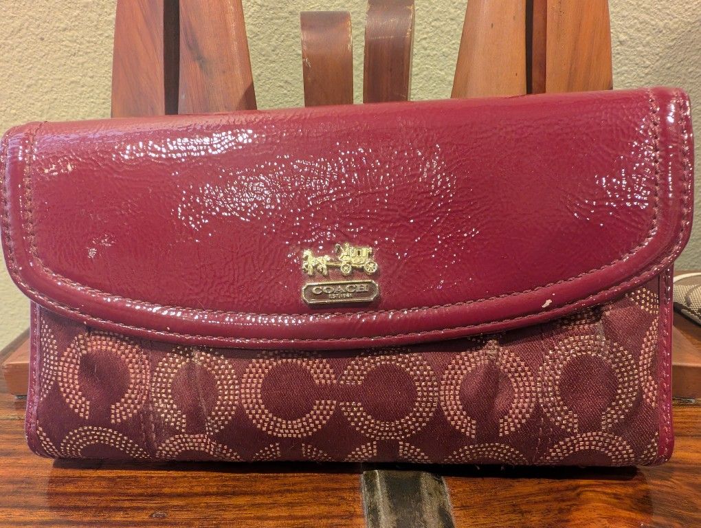 COACH Red Patent Leather/Signature Fabric Trifold Wallet Clutch
4.5"X 8" closed, 8"x 11.5" opened.
Zipped coin compartment, 12 slots for credit cards
