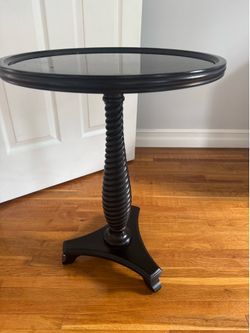 Designer end table - like brand new