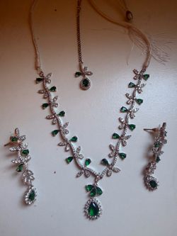 Really nice green and silver necklace set